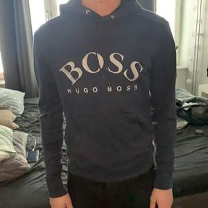 Hugo boss hoodie i storlek XS, har andvändt ganska många gånger men är i bra skick som ni kan se.