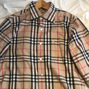 Burberry skjorta - Storlek: M   Cond:9/10. Äkta burberry skjorta Köpt för 3700kr. Väldigt snygg och är knappt använd. Tar bud från 1000kr köp nu 1200kr