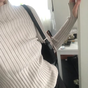 turtleneck Weekday - använd en del men gott skick ! storlek M. Frakt är inkluderat i priset !