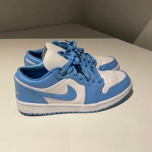 Nästan helt oanvända Jordan 1 low unc. Köpta på Restocks och är självklart äkta. Pris på Restocks just nu är 400€. 