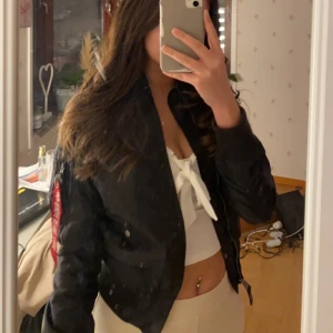 Alpha jacka  - Säljer min bomberjacka från Alpha Industries i storlek S! Säljes pga att den ej kommer till användning längre, nypris 1395kr! 