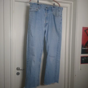 Levis jeans - Äkta Levis blåjeans, modell 505, i storlek W36 L34. Slitet på ett ställe vid bakfickan som syns på sista bilden och en hälla har lossnat, i övrigt inte det minsta slitna🌻