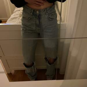 Jeans som jag köpte på Gina för 600kr, säljer nu för att jag inte får någon användning utav dem (hålen är lite utöjda, dock långa i benen)