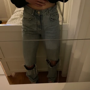 90’s high waisted jeans - Jeans som jag köpte på Gina för 600kr, säljer nu för att jag inte får någon användning utav dem (hålen är lite utöjda, dock långa i benen)
