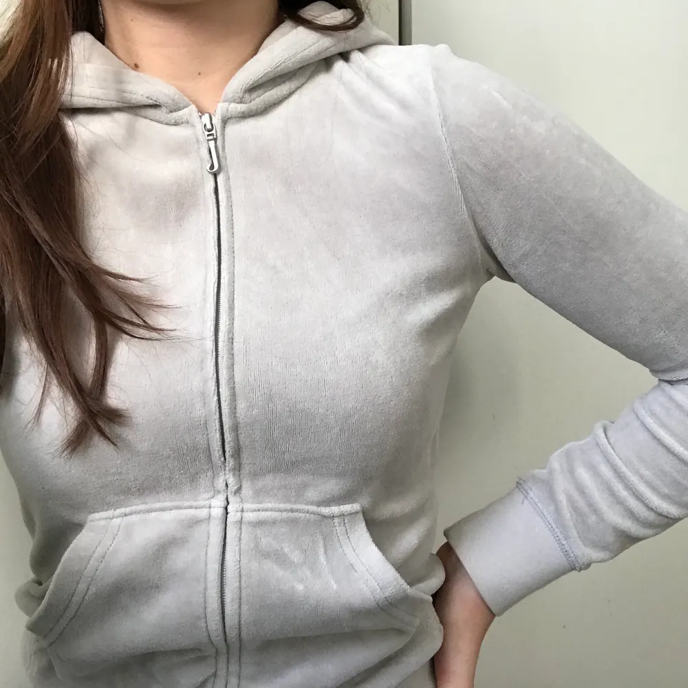 Grå zip hoodie från Juicy Couture i fin ljusgrå färg. Hoodies.