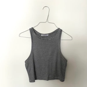 Randigt linne - snyggt och supermjukt linne från zara! croppad modell, säljer då jag har ett exakt likadant i andra färger redan som jag tycker passar mig mer☺️ det perfekta sommarlinnet! skriv för mer bilder, frakt är inkluderat i priset
