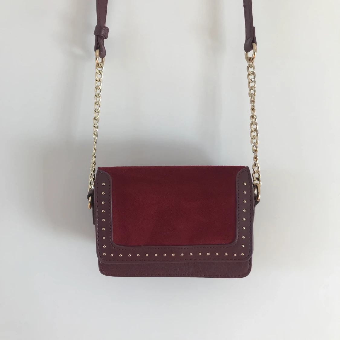 Liten vinröd axelväska
