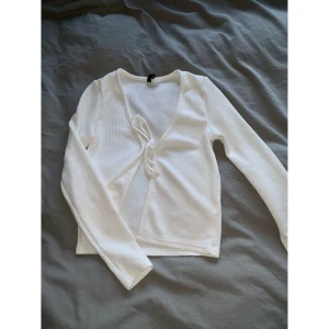 Kofta från HM - Fin kofta från HM som man kan knyta därfram. Aldrig använd utan bara testad! Storlek S. Finns i Växjö att mötas upp annars tillkommer frakt. Tar endast swish🥰