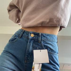 Oanvända jeans från bohoo i rak modell. Älskar verkligen färgen och passformen på dessa men tyvärr är dom för korta för mig (är 173cm)!💙 Dom är i strl 36 men är ganska små i storleken.
