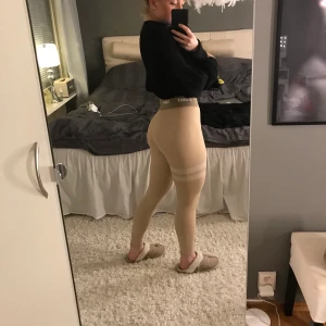 stronger tights - Dessa tightsen från stronger är köpta för ca 1 år sedan och är använda testade på bara. supersköna och fina på kroppen, även stretchiga. nypris 600kr. frakt 48kr tillkommer