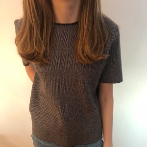 T shirt från zara  - Säljer denna lite tjockare t shirt från Zara, jättefint mönster och knappt använd! Inga defekter. 