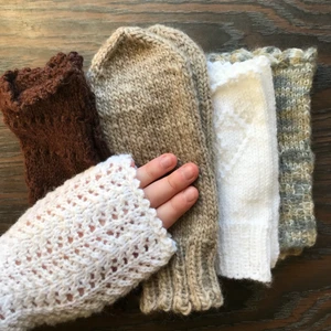 Handleds värmare - Jättefina stickade handleds värmare. Dom är handgjorda och materialet är akrylgarn. Tar betalt genom swish.               90kr+frakt