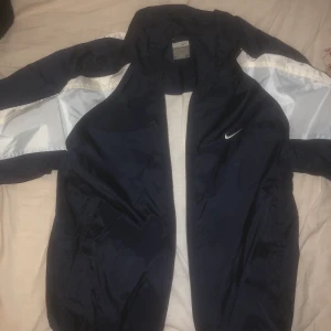 Nike vintage - En ur snygg vindjacka från Nike. Storlek S men lite oversized skulle jag nog säga. Säljer för att jag inte använder. Använd 1 gång. ☺️