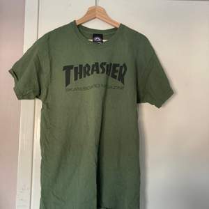 En grön t-shirt från thrasher 
