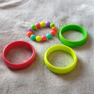 4 st armband i neon - Fint skick. Det med pärlor är från Kawaiidesign.