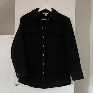 Oversized skjortjacka från & other stories  - Populär oversized skjortjacka i nyskick. Jackan är slutsåld på hemsidan, därav visas samma jacka i grå från produkthemsidan. Jackan består av 60% ull och köptes för 1300kr från & other stories för ca. 1 år sedan. Storlek 32, men passar även 38 beroende på vilken passform som önskas. Pris kan diskuteras! 