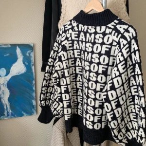 Stickad tröja från HM - Säljer min sköna stickade tröja från HM✨ frakt tillkommer :)