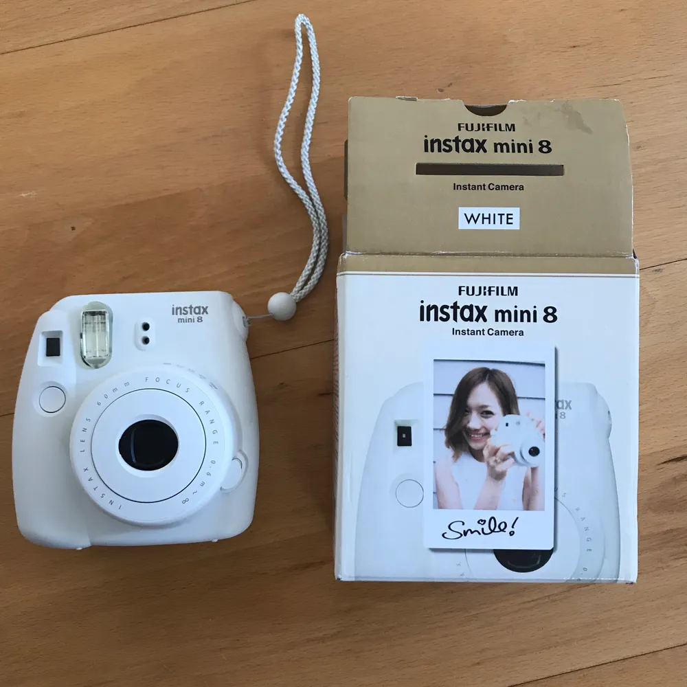 En jättefin polaroidkamera från Fujifilm, säljer den då den inte kommer till användning . Övrigt.