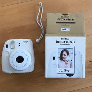 En jättefin polaroidkamera från Fujifilm, säljer den då den inte kommer till användning 