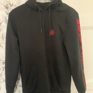 Hoodie - Svart Hoodie i storlek m, är dock väldigt liten så passar bättre en xs eller liten s. Lite dammig då den bara hängt, tvättas självklart innan den säljs!