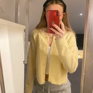 Kofta - Supersöt kofta från bikbok i en jättefin gul färg, färgen gör sig inte rätt på bild tre. Knappt använd så i topp skick. Frakt tillkommer, kan sänka pris