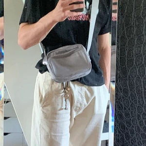 Weekday väska - En gråsilvrig sidoväska med dubblafack. Väldigt cool och stilren väska som rymmer mycket men inte är för stor. Den fungerar lika brq för killar som tjejer.