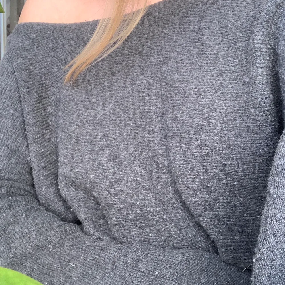 Superskön grå stickad tröja. Är one size men passar mig bra som är en xs-s. Stickat.