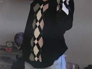 Säljer en trendig rutig tröja som min mamam köpt på Lindex för några år sedan!💕💕 Den är i storlek L men skulle säga att den passar XS-M om man vill ha den lite oversize💕💕💕