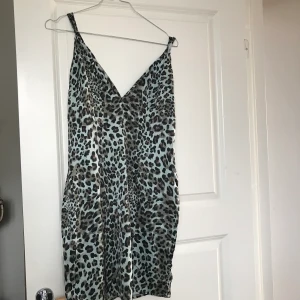 Mönstrad klänning från PLT - Snygg klänning använd ett par gånger! Sitter smickrande på kroppen men inte för tajt. Har A kupor men skulle passa någon med lite större bra. 