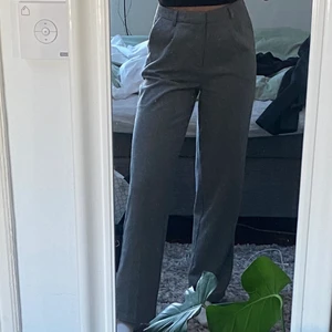 gråa raka kostymbyxor - gråa raka kostymbyxor i ullmix från nakd. supersnygga med pressveck och lite vintagestil! i strl 36 och perfekt längd för mig som är 165cm🤎