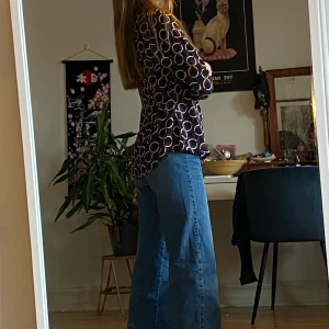 Retro skjorta!! - Säljer denna jättesnygga skjortan som har en ganska nice retro vibe till sig! Säljer enbart för jag ej använder den tillräckligt 💓