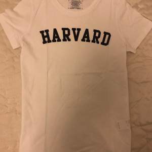 Harvard t-shirt, köpt på JC 💓betalning via swish, köpt för 250