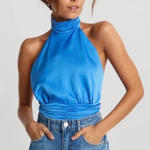 Blå satin topp. - Säljer min sjukt snygga slutsålda blå satintopp från Gina Tricot. Använd ett fåtal gånger. Storlek 32 men passar även 34 och 36.💕💕💕💕💕💕