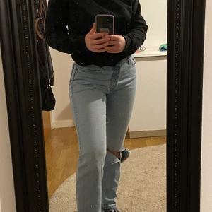 Levis jeans 501 - Levis jeans 501, köpta nya våren 2020, nästan inte använda i fint skick,W28 L28 bud börjar på 350 + frakt 