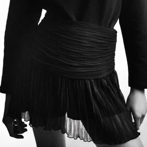 Svart volang kjol - Svart volangkjol oanvänd, intressekoll. Bud på 350