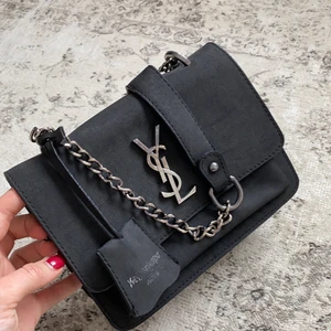 Ysl väska - Mocka, svart, fe*k ,fin i skicket och kedjan är tung materialet är fint ( vi kör budgivning) priset är inklusive frakt
