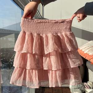 Lånad bild!!!! Säljer en likadan kjol från Lindex i storlek 158-164, passar mig som brukar ha Xs-s. Jättefint skick och själva kjolen är såååååå fin men den har inte kommit till användning💕 högsta bud- 200💕
