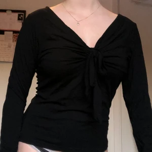 Svart tröja med rosett på bysten, S - Svart tröja med knyte på bysten. Från HM. 