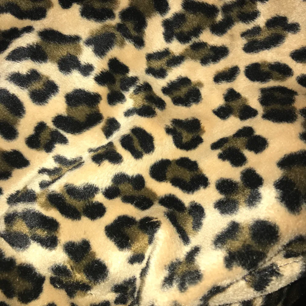 Säljer denna OTROLIGA leopardmönstrade/baskerliknande mössa. Vill egentligen inte sälja men den e för liten för mig då jag har så tjockt hår🥺 perfekt mössa med fint mönster, köpt second hand. Accessoarer.