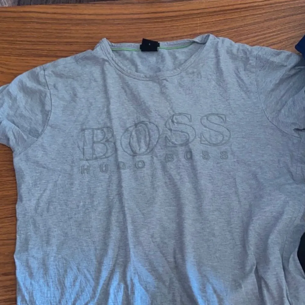 Säljer Hugo boss t shirt . T-shirts.