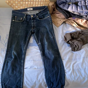 Acne byxor  - Acne byxor i storlek 34/32, använda en del därför har jag ett långt pris, min brors byxor som han inte använder längre, nypris 2000kr mitt pris 200kr, pris kan diskuteras  och bud kan förekomma!