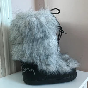 Päls kängor från Björn Borg - Snygga och bekväma ”kängor” från Björn Borg med päls och snörning. De är i superbra skick och liknar de populära moon bootsen i formen🤍 Under står de storlek 35-37 och dom är 23cm inuti, men jag som har 38 i vanliga fall kan ha dom, jag känner att dom tar i tårna men de är inget som stör eller gör ont då de är så flexibla, mjuka och rymliga inuti💕 HÖGSTA BUD: 400kr+frakt (66kr & spårbar) 