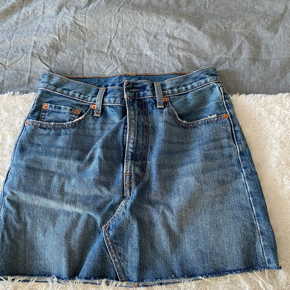 Fin och söt jeans kjol till sommaren. Köparen står för frakten✨. Kjolar.