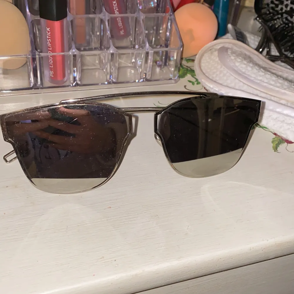 Ett par skitsnygga & coola silvriga solglasögon med spegelbilds reflektion. Köpt i en butik i Malmö, använd endast 1 gång, så gott som nya. Original pris 399:- DM för intresse ❤️. Övrigt.