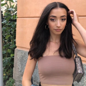 Bandeautoppar från Gina Tricot i xs - Bandeautopp från Gina Tricot, knappt använda. Finns i vit, beige och svart. Alla tre för 50kr eller en för 20kr