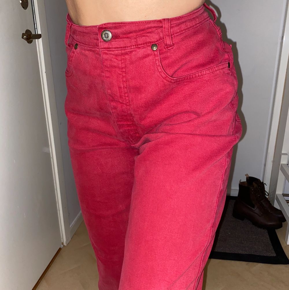 Mina bästa jeans som jag älskar men använder för sällan💣❤️  Mjuka och sköna att ha på sig, de har bidragit till så sjukt snygga outfits😍 Inga fläckar eller revor✨. Jeans & Byxor.