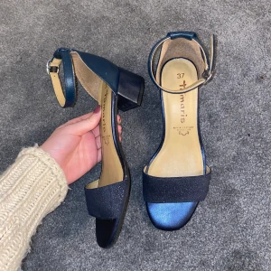 Jätte fina mörkblåa klackar från Tamaris - Dom är i helt nytt skick jag har endast använt dom vid ett tillfälle och det var på min bal. Dom är jätte fina men använder aldrig klackar annars så säljer dom istället. Frakt: 66kr (spårbar) 💞