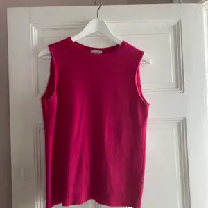 Rosa cashmere väst, ursprungligen långärmad. Passar jätte bra över andra tröjor men även utan (se bild). 💕💕☘️