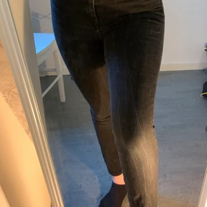 Svarta Jeans - Har aldrig använt dessa svarta jeans, de är high waisted. De har lite ljusgråa ränder på sig. De är lite korta på mig som är 162 cm lång! Från h&m! Betala via swish