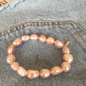 pearlsforgirls armband - Nypris 299 säljer för 120ink frakt 🤎 armband från PEARLSFORGIRLS som har en fin rosa ton och stora sötvattenspärlor 🦋